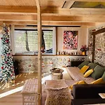 Secluded Romantic - Hot Tub & Barrel Sauna