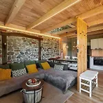 Secluded Romantic - Hot Tub & Barrel Sauna *