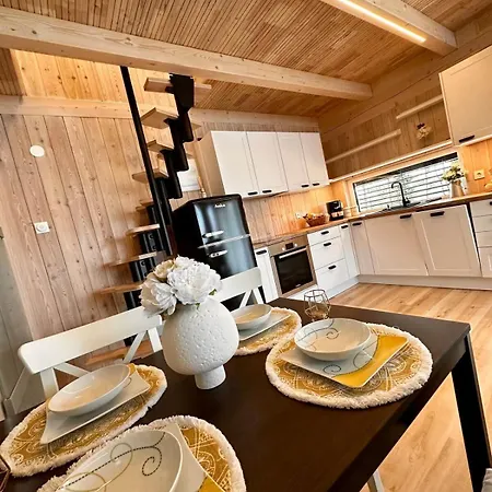 Secluded Romantic - Hot Tub & Barrel Sauna בית כפרי Temenica